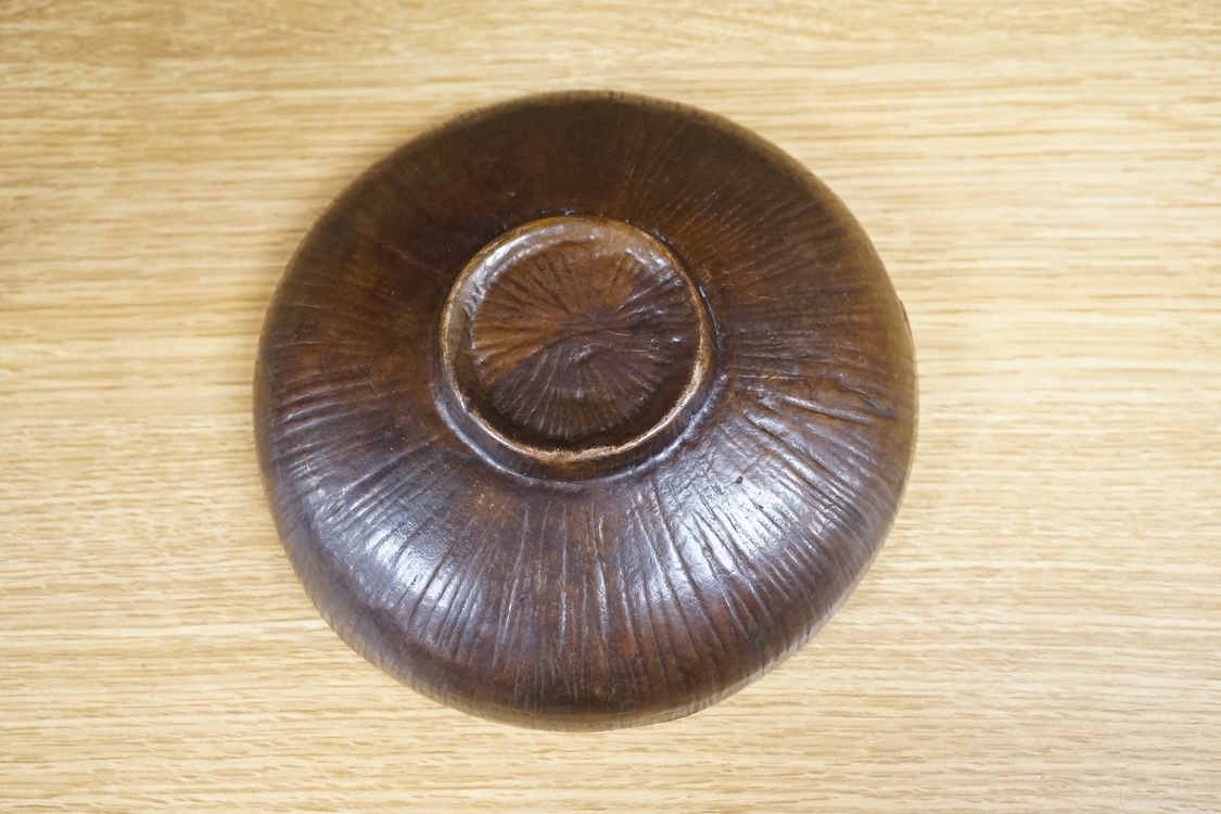 A heavy cast bronze bowl, 17cm in diameter